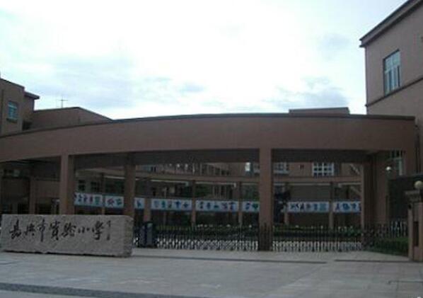 臺(tái)昇御景園采購(gòu)了嘉興出安智能伸縮門