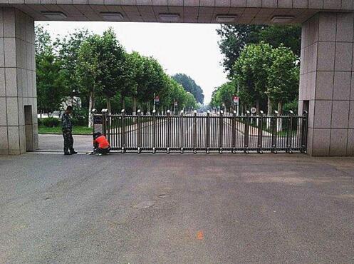 茂新熙悅府大門口電動伸縮門由金華出安智能提供