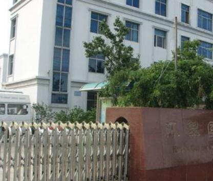 威海出安智能伸縮門成威海環(huán)翠國際中學(xué)大門口一道美景