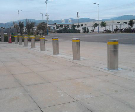 升降柱 - 中出網-智能出入口與停車充電門戶