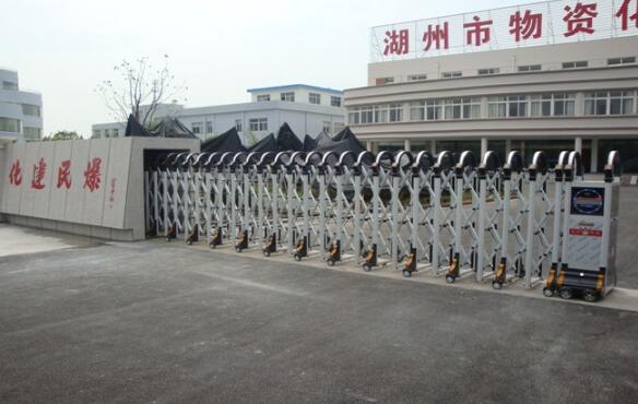 湖州出安智能伸縮門進(jìn)駐湖州物資化建民爆公司大門口
