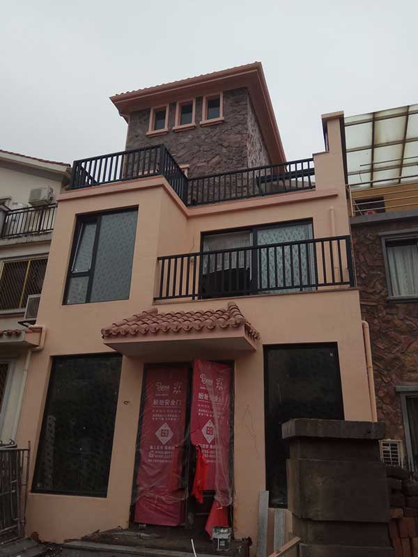 陽(yáng)光福邸陽(yáng)臺(tái)護(hù)欄案例 - 中出網(wǎng)-智能出入口與停車充電門戶