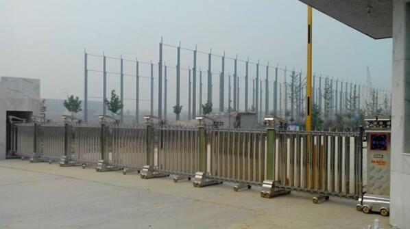 邢臺(tái)出安智能在柏鄉(xiāng)寶石紙業(yè)大門口安裝成功伸縮門工程案例