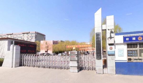 邢臺(tái)現(xiàn)代職業(yè)學(xué)校安裝邢臺(tái)出安智能伸縮門正式投入使用