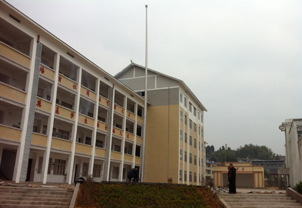 龍巖才溪小學(xué)旗桿案例 - 中出網(wǎng)-智能出入口與停車充電門戶