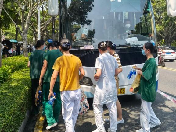 進社區(qū)，送溫暖