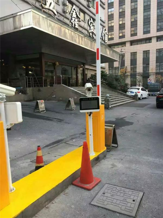 三明五鑫賓館道閘案例 - 中出網(wǎng)-智能出入口與停車(chē)充電門(mén)戶