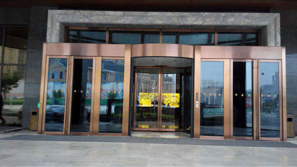 曲靖出安智能旋轉(zhuǎn)門安裝在璟銘園