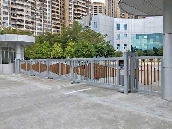瀘州學士山?公園城電動伸縮門案例 - 中出網(wǎng)-智能出入口與停車充電門戶