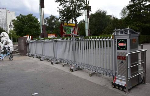 承德天龍建設(shè)集團(tuán)有限責(zé)任公司選用承德出安智能電動伸縮門