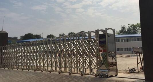 秦皇島廣播電視大學(xué)與秦皇島出安智能伸縮門達(dá)成合作協(xié)議