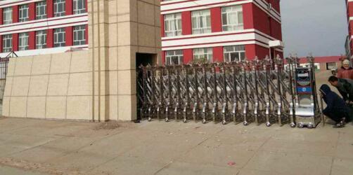 秦皇島出安智能伸縮門在秦皇島現(xiàn)代寫(xiě)作學(xué)校大門口安裝成功工程案例