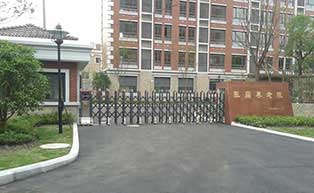 上海張廟養(yǎng)老院伸縮門(mén)工程案例