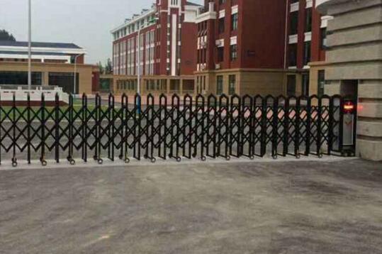 衡水出安智能電動伸縮門閃亮在衡水科鑫精細(xì)化學(xué)有限公司大門口猶如騎士般永睡不朽