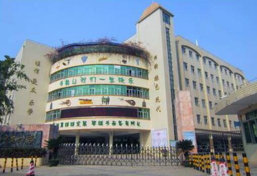 ?？诔霭仓悄茈妱由炜s門盡顯?？谑杏⒉判W(xué)的高貴氣質(zhì)