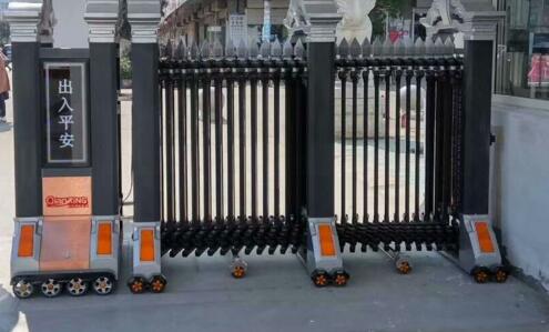 浙江省衢州市柯城區(qū)新世紀學校大門口的電動伸縮門由衢州出安智能提供