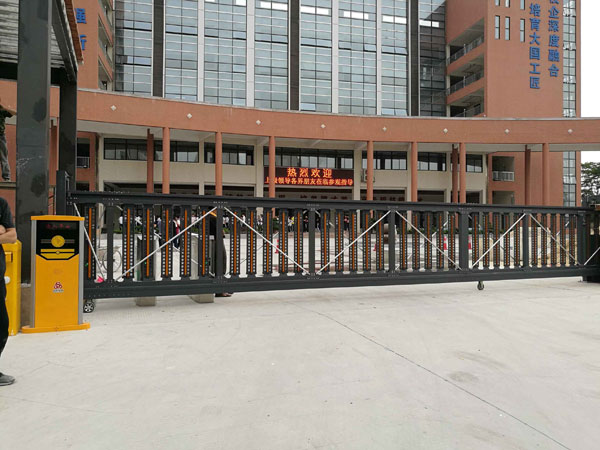 自貢市育才小學校直線平移門案例 - 中出網(wǎng)-智能出入口與停車充電門戶