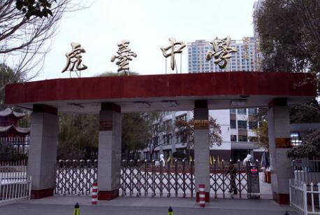 西寧市虎臺(tái)中學(xué)大門口伸縮門支持單位西寧出安智能