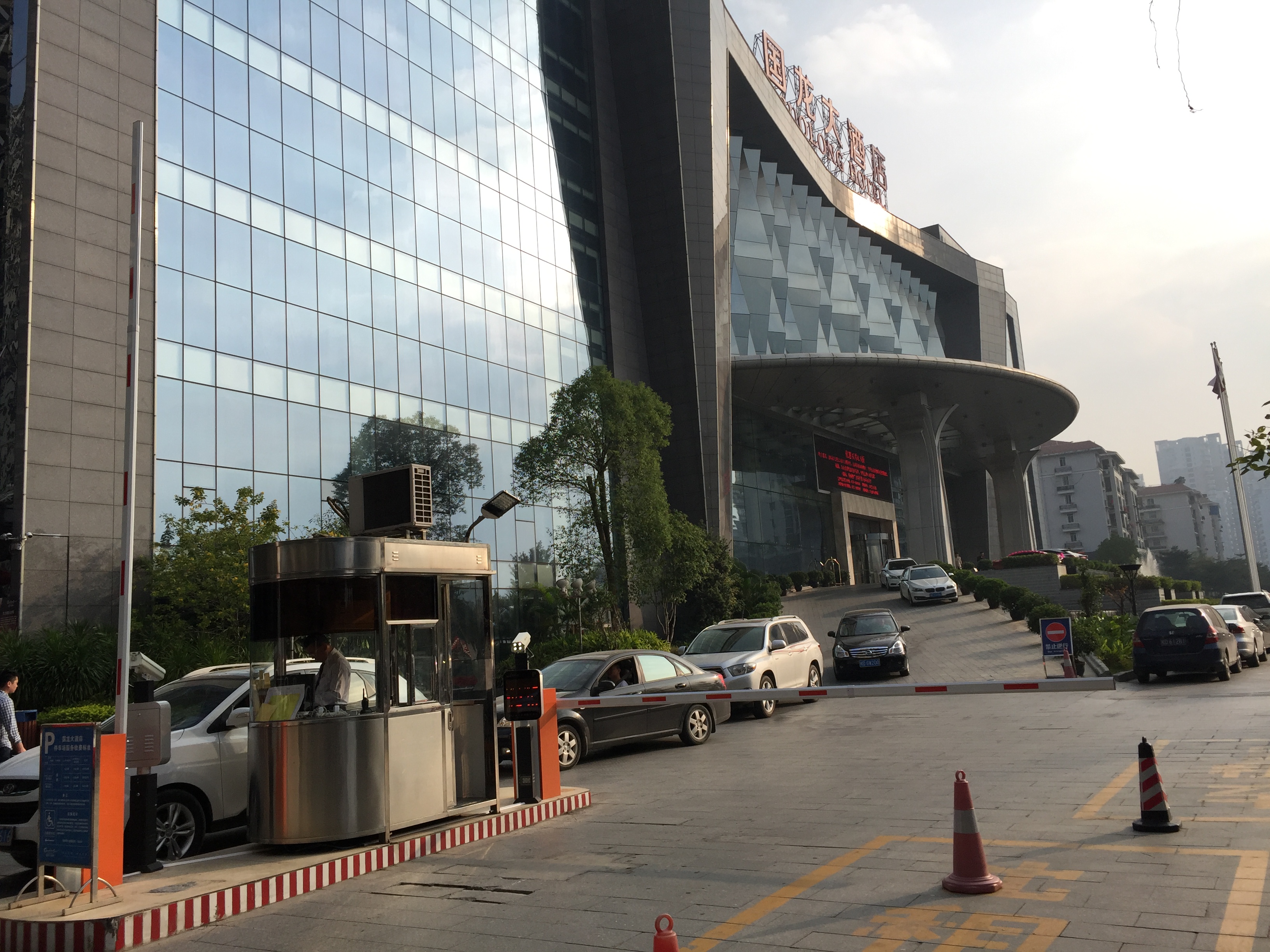 梧州出安智能道閘進(jìn)駐梧州國龍大酒店西門