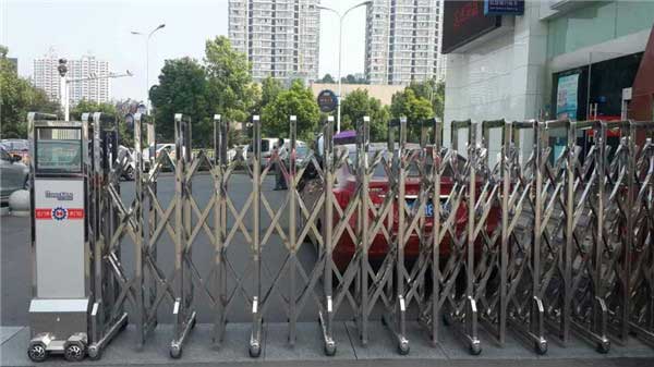 六安市建設(shè)銀行電動(dòng)伸縮門案例 - 中出網(wǎng)-智能出入口與停車充電門戶
