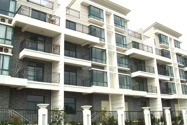 遼陽晟寶龍廣場護欄案例 - 中出網-智能出入口與停車充電門戶