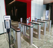 測(cè)溫查碼一體化智能通道閘機(jī)進(jìn)入機(jī)場(chǎng)、醫(yī)院、辦公樓