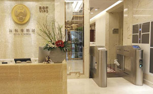 深圳寶安國(guó)際機(jī)場(chǎng)T3航站樓室內(nèi)擺閘案例 - 中出網(wǎng)-智能出入口與停車(chē)充電門(mén)戶(hù)