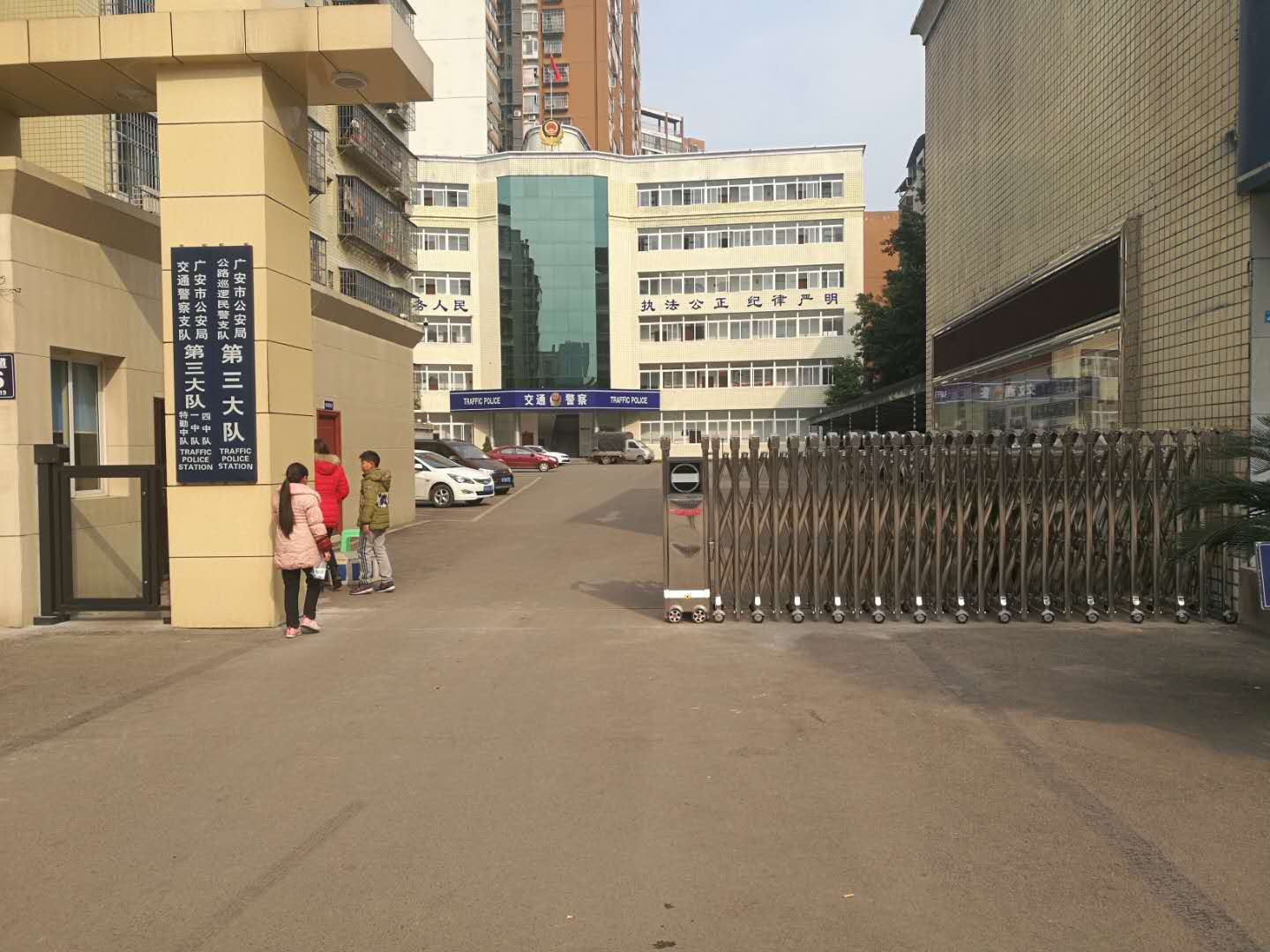 廣安前鋒交警三大隊(duì)電動(dòng)伸縮門案例 - 中出網(wǎng)-智能出入口與停車充電門戶