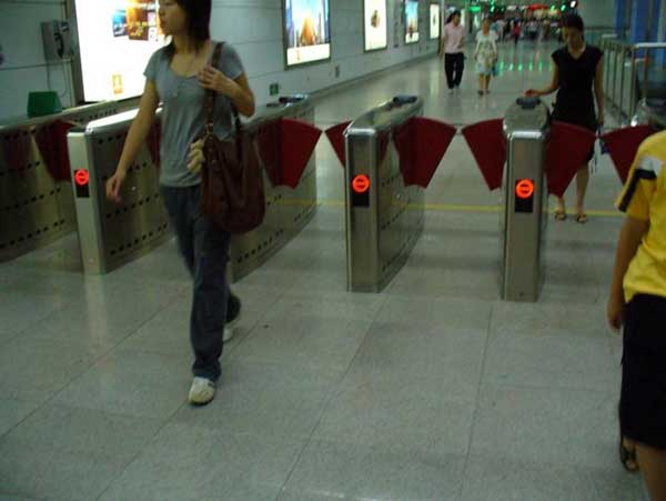 慶賀深圳出安智能通道閘進(jìn)駐深圳地鐵口