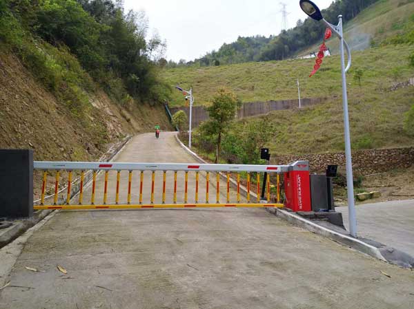 梅州寧江新城五期柵欄道閘案例 - 中出網(wǎng)-智能出入口與停車充電門(mén)戶