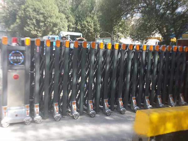 銅仁服裝公司伸縮門(mén)案例 - 中出網(wǎng)-智能出入口與停車(chē)充電門(mén)戶(hù)