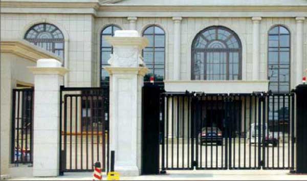 克拉瑪依市榮昌有限責任公司電動折疊門案例 - 中出網(wǎng)-智能出入口與停車充電門戶