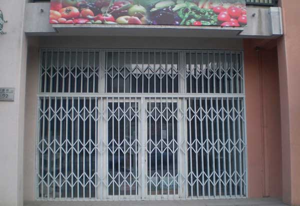 慶賀河池出安智能拉閘門進駐廣西河池市某水果店