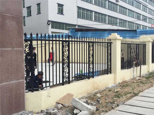 雞西綠海小區(qū)圍墻護(hù)欄案例 - 中出網(wǎng)-智能出入口與停車(chē)充電門(mén)戶