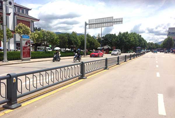 慶賀麗江出安智能道路護(hù)欄進(jìn)駐麗江街道