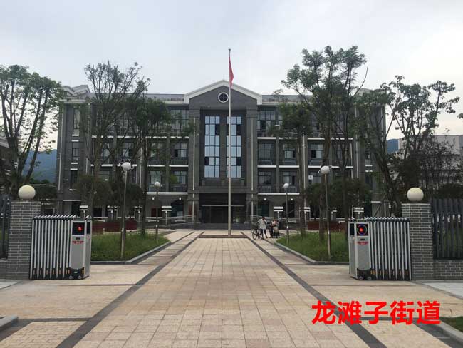 龍灘子街道伸縮門案例 - 中出網-智能出入口與停車充電門戶