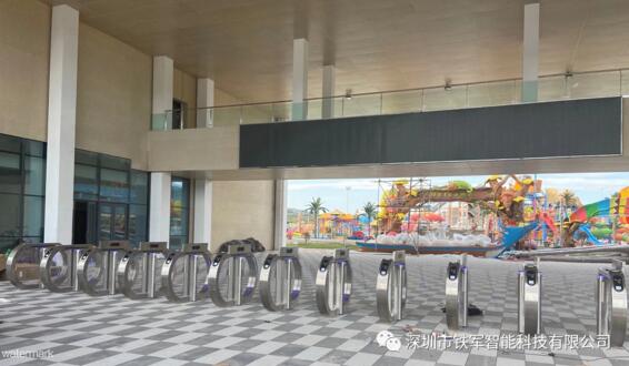 水上樂園入口處采用鐵軍智能生產(chǎn)的蘋果速通門