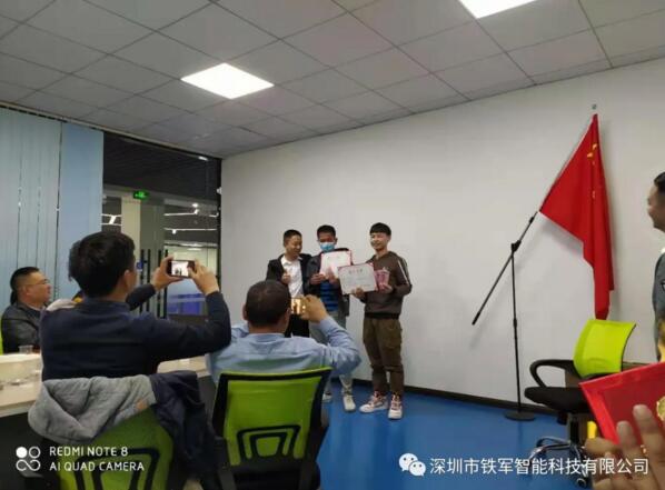 市場(chǎng)部經(jīng)理為2020年度“鐵軍智能”優(yōu)秀中層干部進(jìn)行頒獎(jiǎng)并合影留念