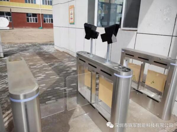 臨河區(qū)第七小學(xué)出入口安裝鐵軍智能人臉識(shí)別通道閘系統(tǒng)
