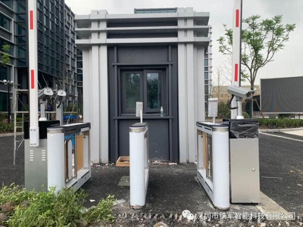 上海浦東國際機場應(yīng)用鐵軍智能人臉識別豪華擺閘