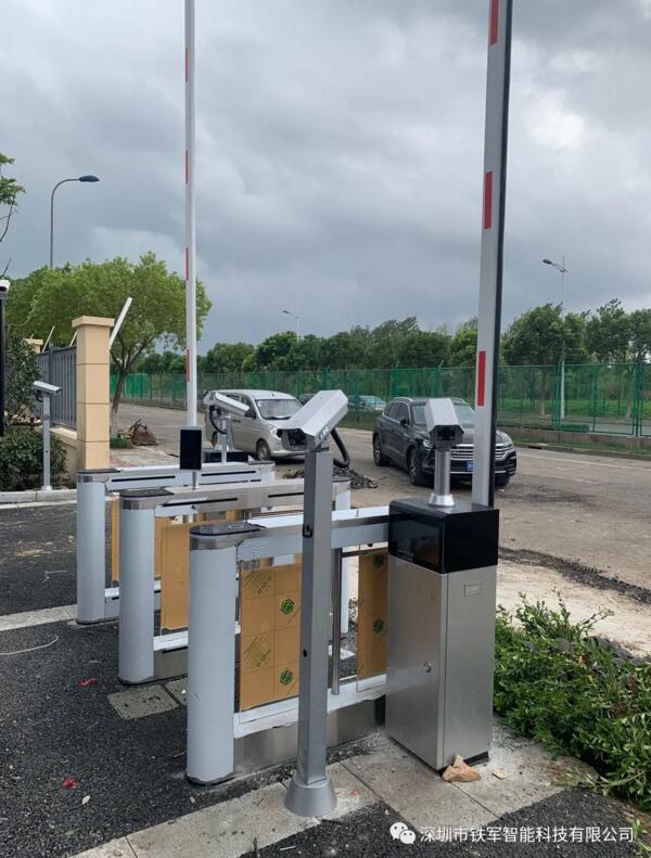 上海浦東國際機場應(yīng)用鐵軍智能人臉識別豪華擺閘