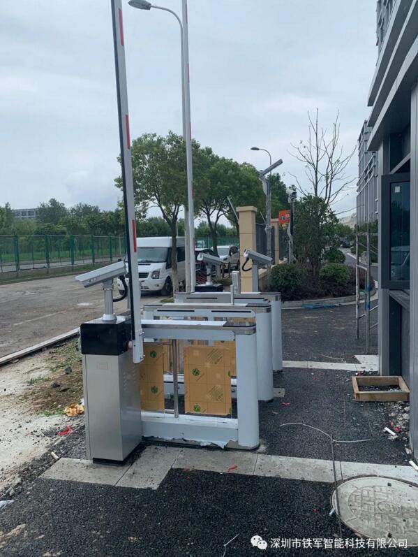 上海浦東國際機場應(yīng)用鐵軍智能人臉識別豪華擺閘