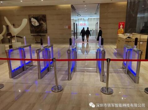 京東—卓越體驗部（上海）使用的是鐵軍智能人臉識別速通門