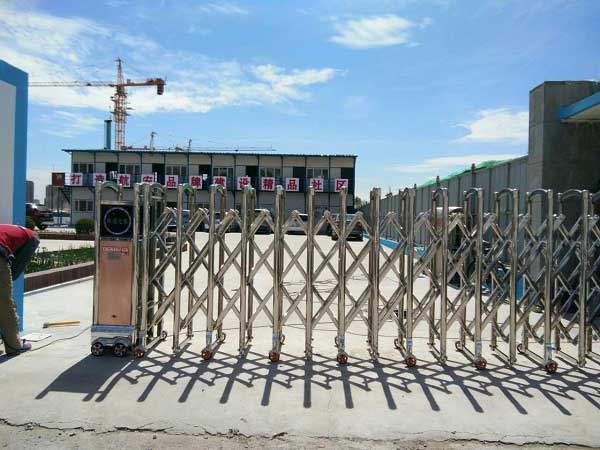 赤峰市航安地產(chǎn)施工場(chǎng)地電動(dòng)伸縮門工程 - 中出網(wǎng)-智能出入口與停車充電門戶
