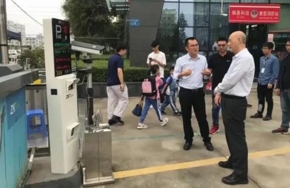 熵基科技中國區(qū)事業(yè)群總經(jīng)理傅志謙向智交協(xié)執(zhí)行會(huì)長樊超介紹新一代智能車牌識(shí)別系統(tǒng)