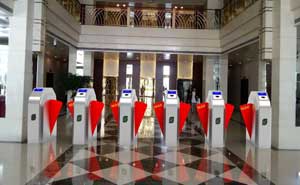 新泰廣場(chǎng)翼閘案例 - 中出網(wǎng)-智能出入口與停車充電門戶