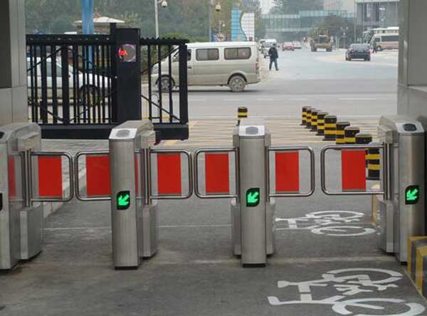 中央戲曲學院擺閘案例 - 中出網(wǎng)-智能出入口與停車充電門戶