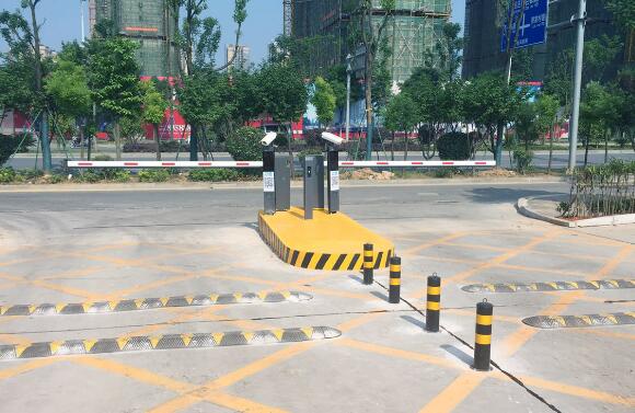 湖南岳陽(yáng)東站停車場(chǎng)系統(tǒng)案例 - 中出網(wǎng)-智能出入口與停車充電門(mén)戶