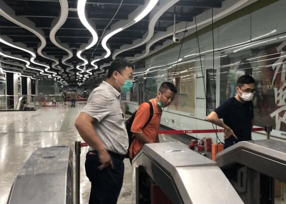 智能軌道交通業(yè)務(wù)群集成事業(yè)部總經(jīng)理張獻(xiàn)現(xiàn)場(chǎng)指導(dǎo)