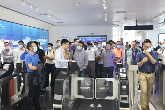 投資者體驗指紋、人臉識別過閘機